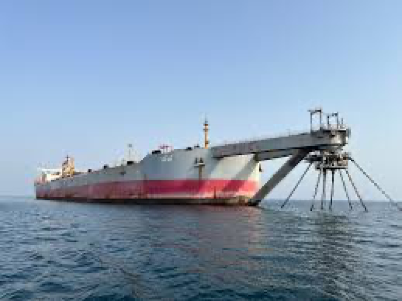 FSO Safer: Ship-to-ship transfer of oil underway