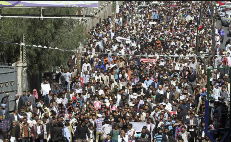 "Amid mass protests" ... Yemen's Houthi group sacks "cabinet"