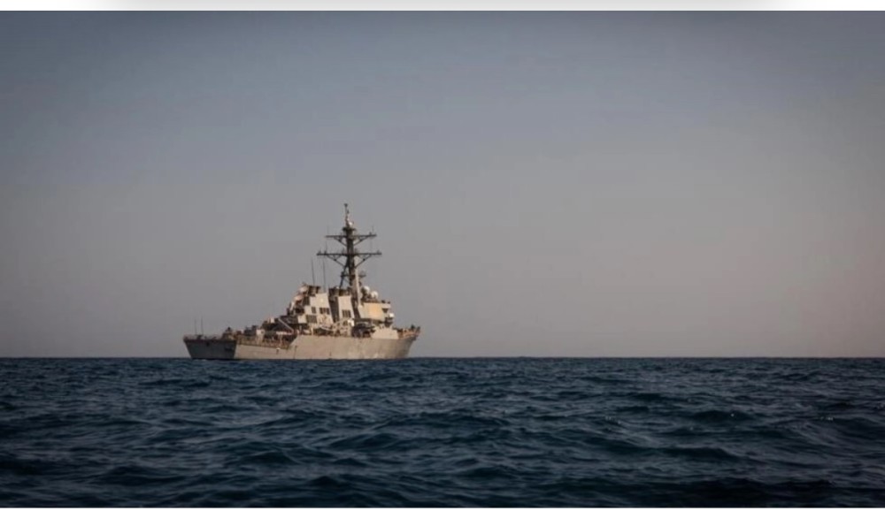 Yemen : Houthi Rebels fire missiles at US Warship