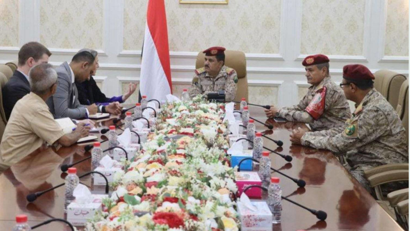 Yemen Defense Ministry Warns of Houthi Collusion with ISIS, Qaeda