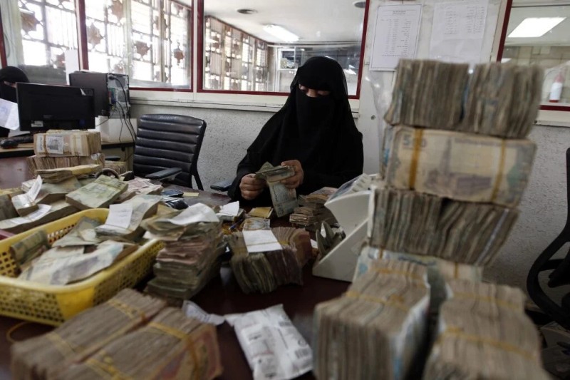 Yemeni rial hit by Houthi crisis despite Saudi bailout