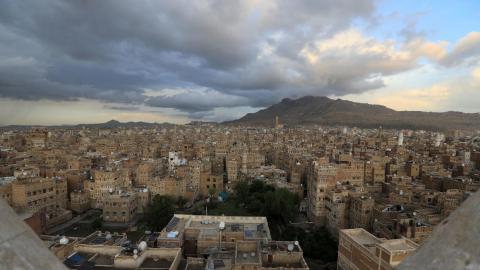 Thousands flee as fighting rages between Yemen government and Houthis