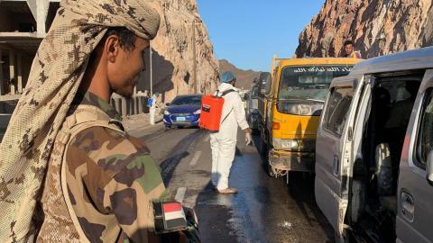 Yemeni gravediggers overwhelmed amid spike in virus deaths