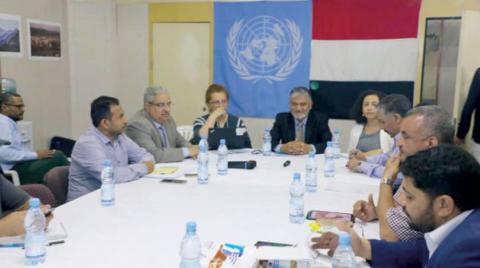 Yemeni displaced children get water on outskirts of Sanaa