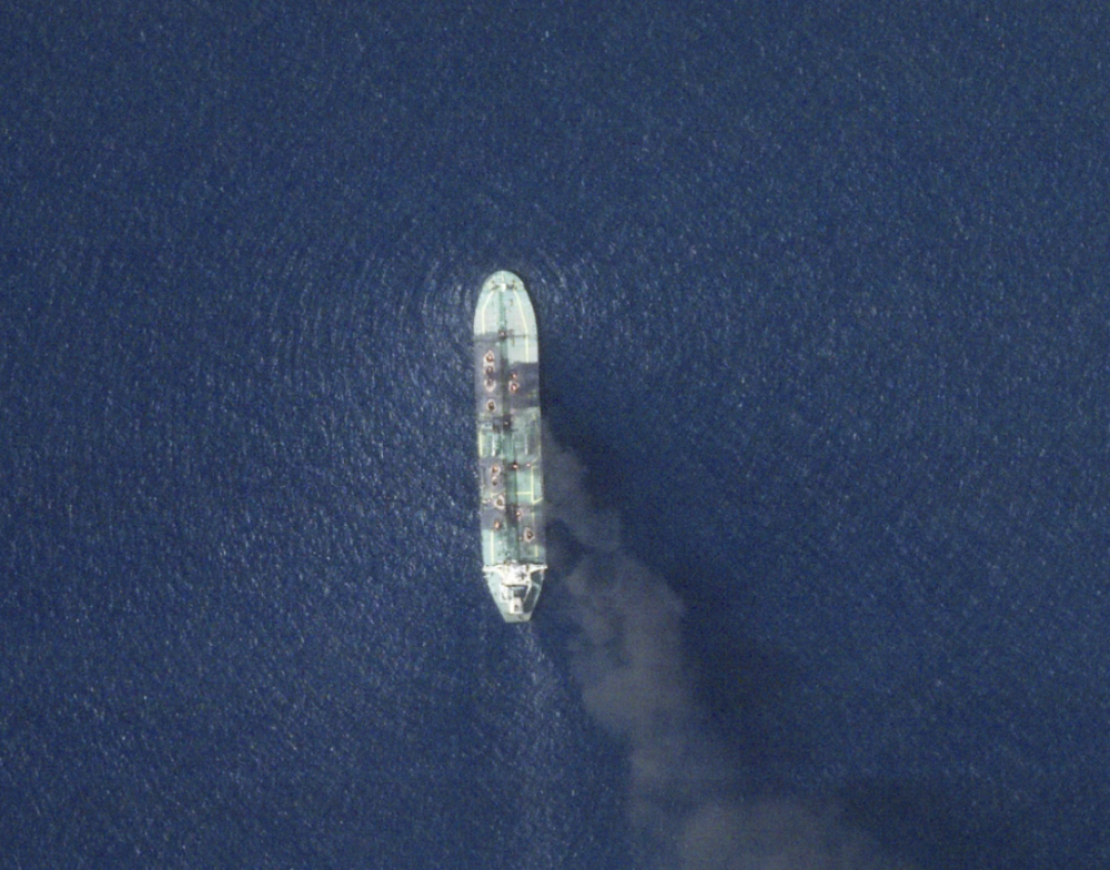 Yemen : Salvagers abandon effort to tow burning oil tanker in Red Sea targeted by Houthi rebels