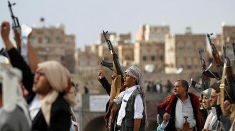 Houthis Persist in Looting Pharmacies, Medicine Distributors in Sanaa